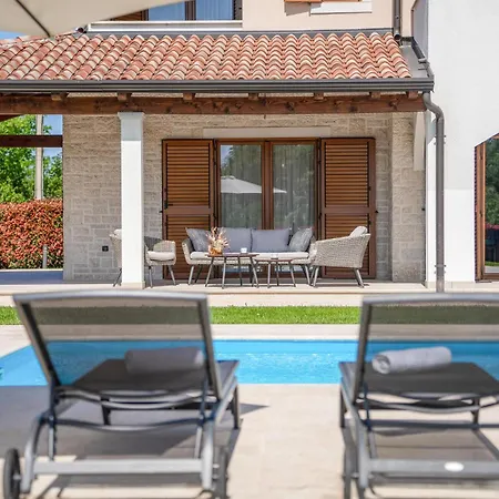 Genia I Ferienhaus Poreč
